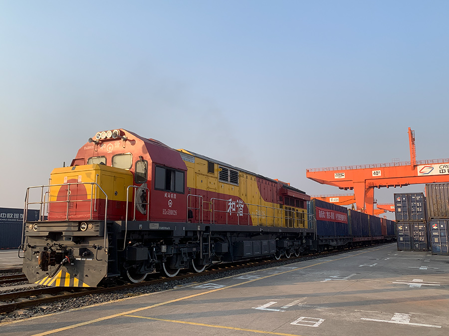 2023年11月20日，重庆—新疆铁路直达测试班列成功开行。.jpg